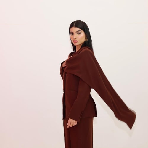 طقم بدلة بتصميم وشاح على الكتف باللون البني العميق...
