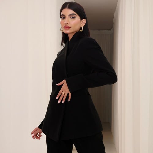 طقم بدلة بتصميم جاكيت مغلق من الجانب بقصة منحنية و...