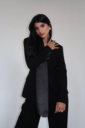 طقـم بدلة باللون الأسود بقصة جاكيت طويـل الياقة