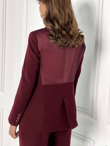 طقـم بدلة باللون البـرغندي بقصة جاكيت طويل الياقة