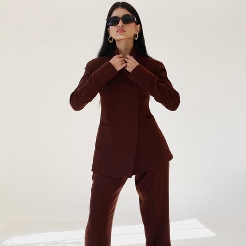 طقم بدلة بتصميم جاكيت مغلق من الجانب بقصة منحنية و...