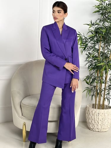 طقم بدلة باللون البنفسـجي بقصة جاكيـت طويلة