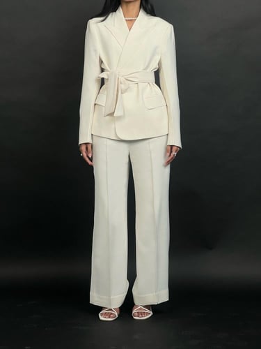 طقم بدلة بلون اللؤلؤ بحزام على الخصر مع أكمام من أ...