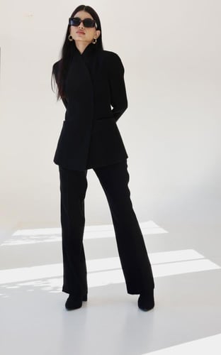 طقم بدلة بتصميم جاكيت مغلق من الجانب بقصة منحنية و...