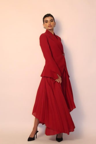 طقـم بدلة بلون السدو الأحمر بتصميم ياقة مفردة وأزر...