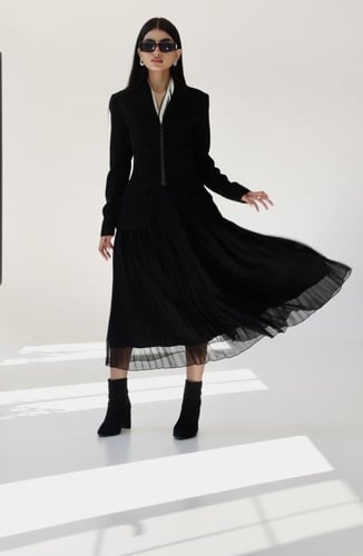 طقم بدلـة باللون الأسود بقصة كورسيه مع تنورة كلاسي...