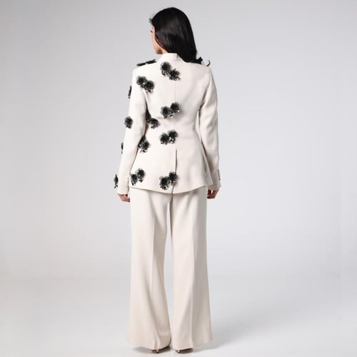 طقم بدلة باللون العاجي مزينة بالورود المشغولة يدوي...