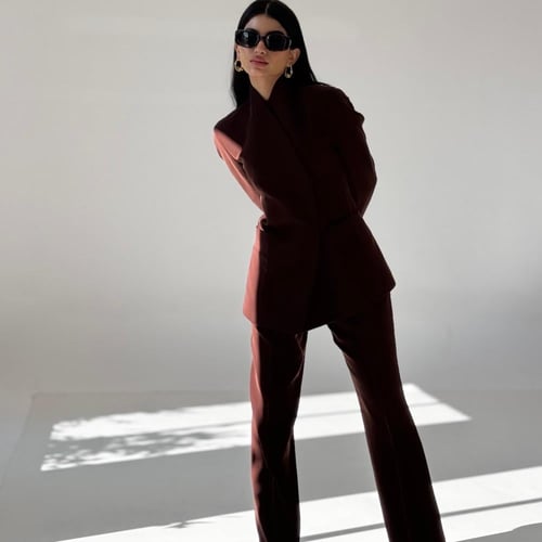 طقم بدلة بتصميم جاكيت مغلق من الجانب بقصة منحنية و...