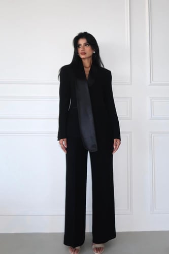 طقـم بدلة باللون الأسود بقصة جاكيت طويـل الياقة