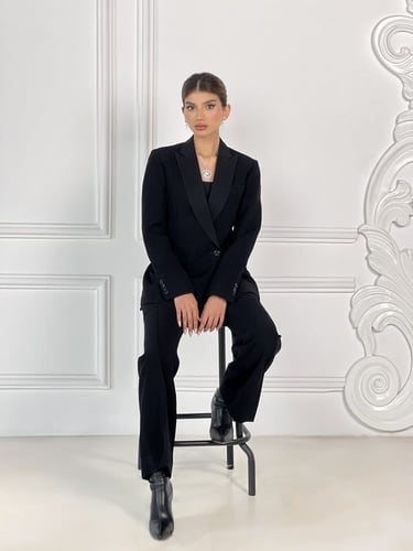 طقـم بدلة باللون الأسود الفـاحم بقصة جاكيت طويلة