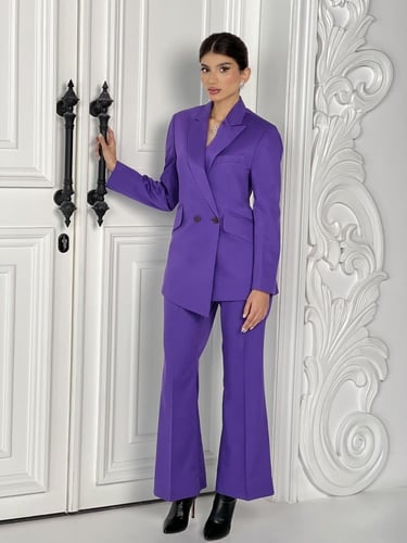 طقم بدلة باللون البنفسـجي بقصة جاكيـت طويلة