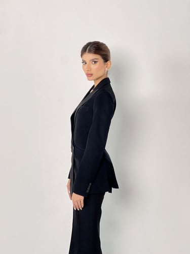 طقـم بدلة باللون الأسود الفـاحم بقصة جاكيت طويلة