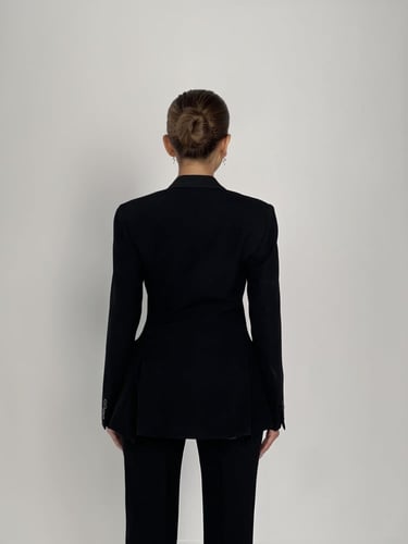 طقـم بدلة باللون الأسود الفـاحم بقصة جاكيت طويلة