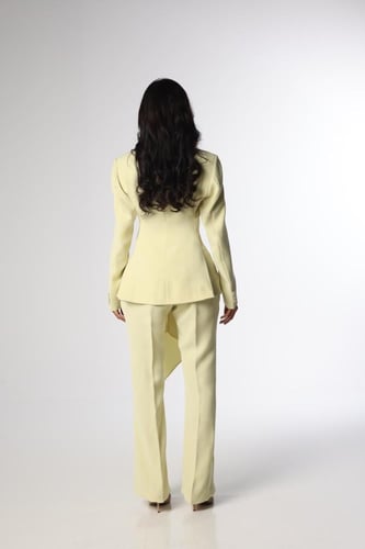 طقم بدلة بتصميم جاكيت مزدوج بذيل منسدل بلون الزبدة...