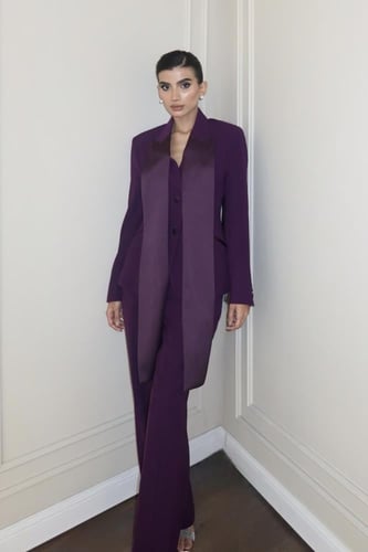 طقم بدلة بلون زهرة الخــزامــى بتصميم ياقتين طويلة