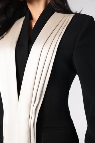 طقم بدلة باللون الأسود بياقتين طويلة منسدلة من الس...