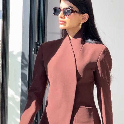 طقم بدلة بتصميم جاكيت مغلق من الجانب بقصة منحنية و...