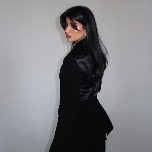 طقـم بدلة باللون الأسود بقصة جاكيت طويـل الياقة