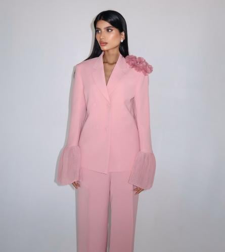 طقم بدلة بلون الورد الطائفي بقصة جاكيت مزدوج الصدر...