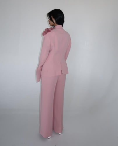 طقم بدلة بلون الورد الطائفي بقصة جاكيت مزدوج الصدر...