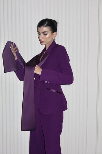 طقم بدلة بلون زهرة الخــزامــى بتصميم ياقتين طويلة