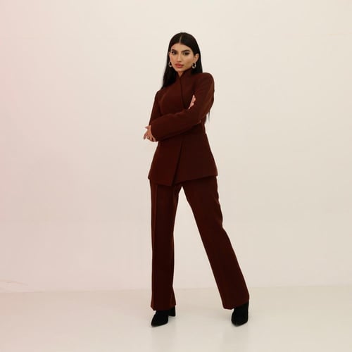 طقم بدلة بتصميم جاكيت مغلق من الجانب بقصة منحنية و...