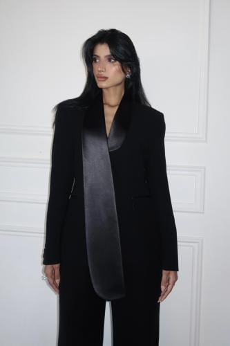 طقـم بدلة باللون الأسود بقصة جاكيت طويـل الياقة