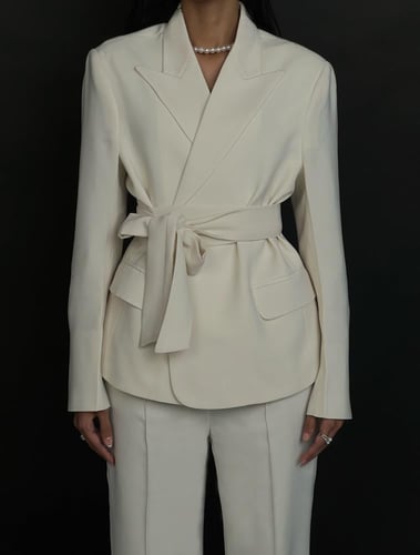 طقم بدلة بلون اللؤلؤ بحزام على الخصر مع أكمام من أ...