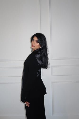 طقـم بدلة باللون الأسود بقصة جاكيت طويـل الياقة