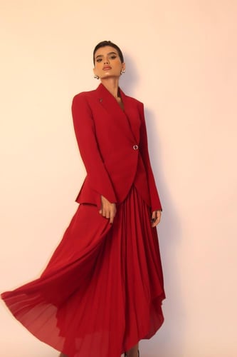 طقـم بدلة بلون السدو الأحمر بتصميم ياقة مفردة وأزر...