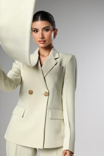 طقم بدلة من الفستقي الفاتح بياقة مزدوجة ممتدة وزري...