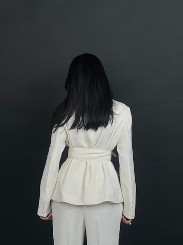 طقم بدلة بلون اللؤلؤ بحزام على الخصر مع أكمام من أ...