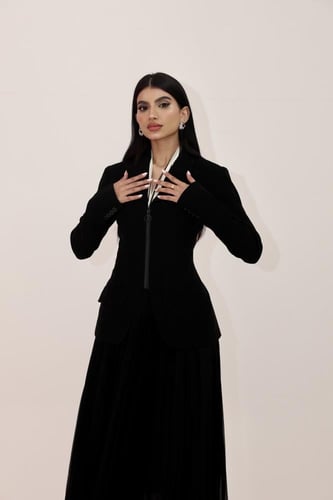 طقم بدلـة باللون الأسود بقصة كورسيه مع تنورة كلاسي...