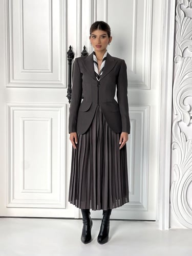 طقم بدلـة باللون الرمادي بقصة كورسيه مع تنورة كلاس...