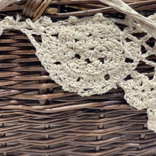 سلة خيزران بني وغطاء قماش كروهات