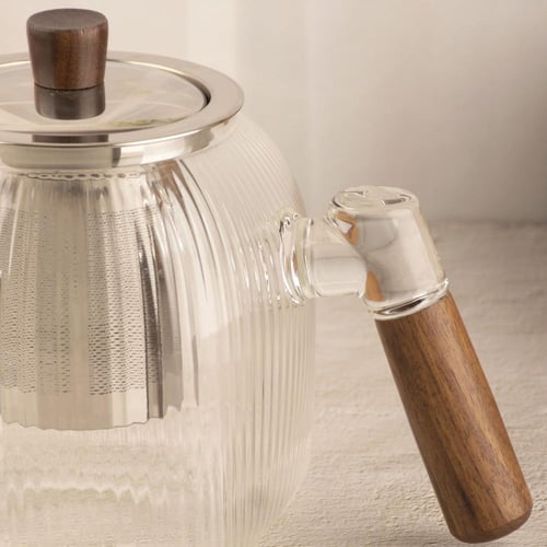 أبريق زجاج بيد خشب مخطط