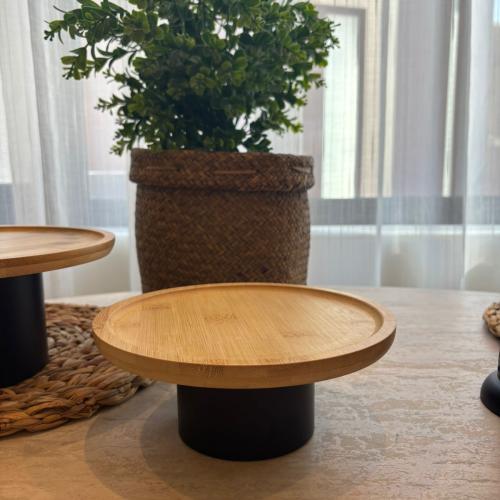 ستاند كيك أسود بسطح خشب