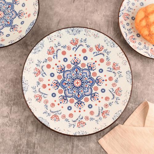 صحن أزرق وأحمر مزخرف