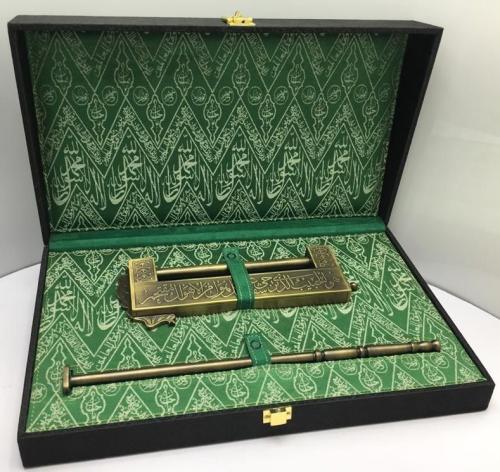 مفتاح وقفل باب حجرة السيدة فاطمة