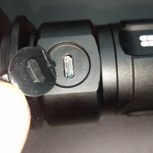 كشاف /XHP70.2 قابل للشحن مع البطارية ولوازم الشحن