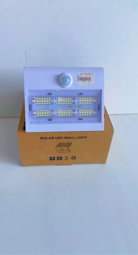 كشاف جداري يعمل على الطاقة الشمسية