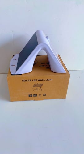 كشاف جداري يعمل على الطاقة الشمسية