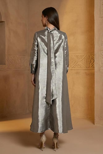 جلابية ساتان لامع بقصة واسعة 469330