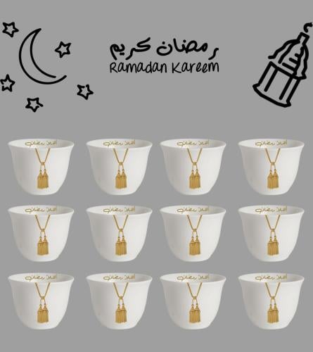 فناجين قهوة باللون الذهبي