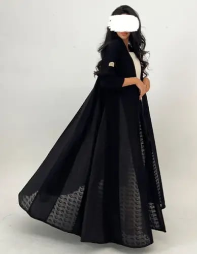 عباية كريب أسود مع كسرات لنن مخرم