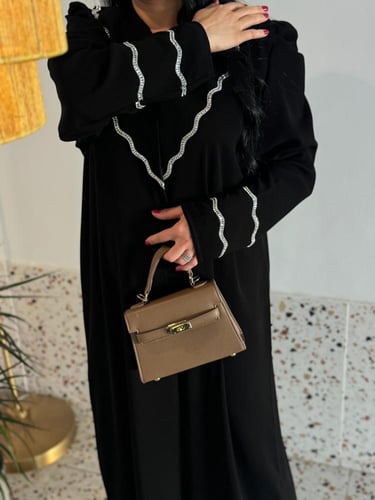 عبايه سودا فخمه