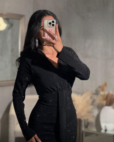 فستان أسود طويل بلمعة ناعمة