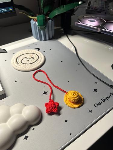 تعليقة سماعات-قبعة القش للوفي