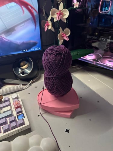 حامل خيوط على شكل قلب