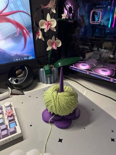 حامل خيوط على شكل وردة